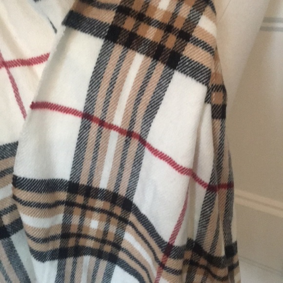 3/30$ 🌿cream beige check scarf - Picture 3 of 4